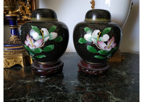 זוג כדי קלואזונה (Cloisonne) סיניים ישנים מעוצבים בצורת 'מיכלי ג'ינג'ר'