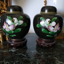 זוג כדי קלואזונה (Cloisonne) סיניים ישנים מעוצבים בצורת 'מיכלי ג'ינג'ר'