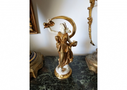 פסלון פורצלן איטלקי מתוצרת 'קאפודימונטה' (Capodimonte), חתום, מעוטר בזהב