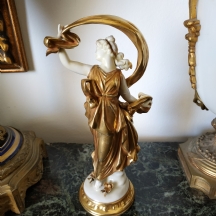 פסלון פורצלן איטלקי מתוצרת 'קאפודימונטה' (Capodimonte), חתום, מעוטר בזהב
