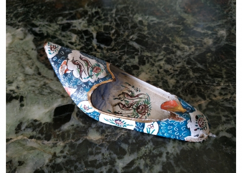 מאפרה פרסית ישנה עשויה מתכת מעוטרת באמייל, מעוצבת בצורת נעל