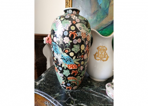 אגרטל סיני דקורטיבי גדול (גבוה), עשוי חרס מעוטר באמייל פוליכרום בדגם פרפרים