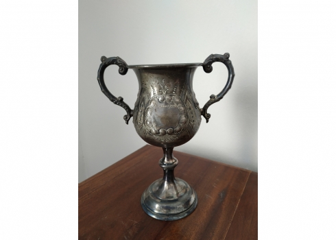 גביע עתיק עשוי פיוטר מצופה כסף (שחיקה), נושא הקדשה