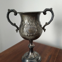 גביע עתיק עשוי פיוטר מצופה כסף (שחיקה), נושא הקדשה