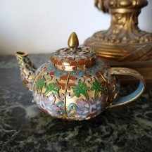 כלי קלואזונה (Cloisonné) סיני ישן וקטן מעוצב בצורת קומקום לתה