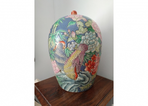 כד חרסינה סיני ישן ומכסה תואם, מעוטר באמייל בציור של זוג תוכים