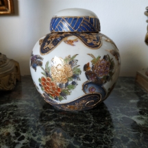 כד ג'ינג'ר סיני (chinese ginger jar) ישן וקטן ומכסה תואם, עשויים חרסינה מעוטרת
