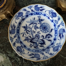 צלחת פורצלן גרמנית מתוצרת 'מייסן' (Meissen), מעוטרת בכחול קובלט בדגם הבצל הכחול