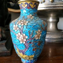 כד קלואזונה (Cloisonné) סיני ישן, עשוי פליז ואמייל