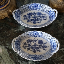 זוג כלי פורצלן צ'כיים ישנים בדגם 'הבצל הכחול' (Blue Onion)