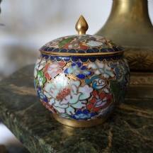 כלי קלואזונה (Cloisonné) סיני ישן קטן ויפה, עשוי פליז ומעוטר באמייל על רקע מוזהב