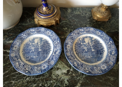 זוג צלחות חרס אנגליות למנה עיקרית מדגם 'Liberty Blue', מעוטרות בהדפס מועבר בכחול