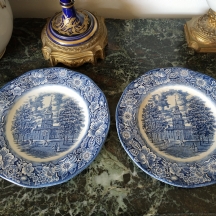 זוג צלחות חרס אנגליות למנה עיקרית מדגם 'Liberty Blue', מעוטרות בהדפס מועבר בכחול
