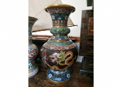 אגרטל קלואזונה (Cloisonne) סיני ישן ואיכותי, עשוי נחושת ומעוטר באמייל