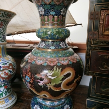 אגרטל קלואזונה (Cloisonne) סיני ישן ואיכותי, עשוי נחושת ומעוטר באמייל