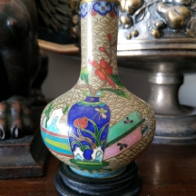 כד קלואזונה (Cloisonne) סיני ישן, עשוי נחושת מוזהבת ומעוטר באמייל