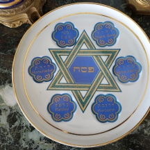 צלחת פסח ישראלית ישנה לליל הסדר, מתוצרת: 'נעמן', עשויה פורצלן מעוטר וחתום