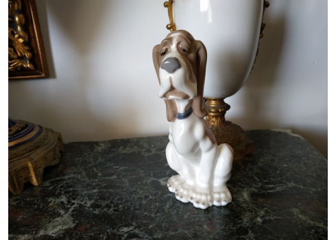 פסל פורצלן ספרדי מתוצרת 'Nao' (ידרו / Lladro), בדמות כלב, צביעת יד באמייל, חתום