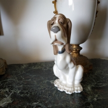 פסל פורצלן ספרדי מתוצרת 'Nao' (ידרו / Lladro), בדמות כלב, צביעת יד באמייל, חתום