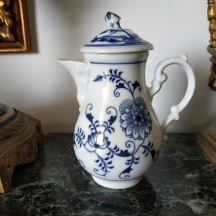 קנקן פורצלן גרמני לשוקו, מתוצרת: 'C. Teichert Stove & Porcelain Factory. Meissen