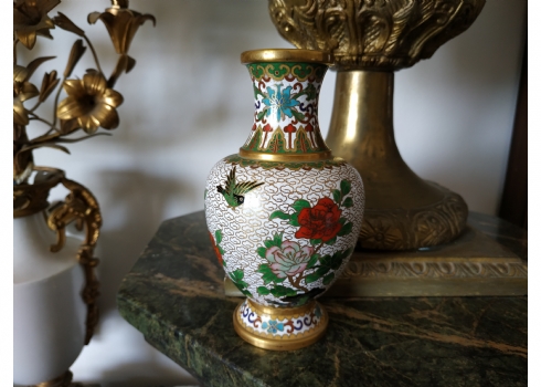 אגרטל קלואזונה (Cloisonné) סיני ישן עשוי נחושת מוזהבת ומעוטר באמייל