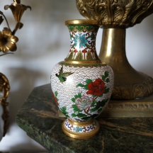 אגרטל קלואזונה (Cloisonné) סיני ישן עשוי נחושת מוזהבת ומעוטר באמייל