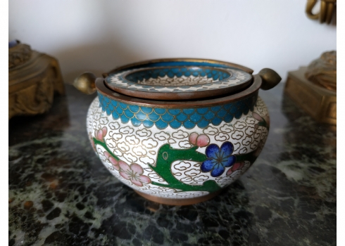 מאפרת קלואזונה (Cloisonné) סינית ישנה עשויה נחושת מוזהבת ומעוטרת באמייל