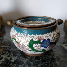 מאפרת קלואזונה (Cloisonné) סינית ישנה עשויה נחושת מוזהבת ומעוטרת באמייל