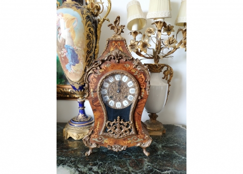 שעון קמין גרמני ישן וגדול, בסגנון המאה ה-18, עשוי עץ, מתכת וזכוכית, כולל מטוטלת