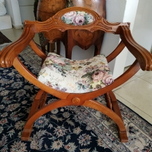 כיסא ישן בסגנון כיסא סבונרולה (Savonarola chair) נקרא גם Curule chair, עשוי עץ
