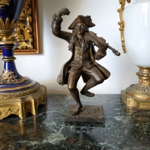 'חייל צרפתי עליז' - פסל ברונזה עתיק בדמות חייל צרפתי מרקד ובידו כינור