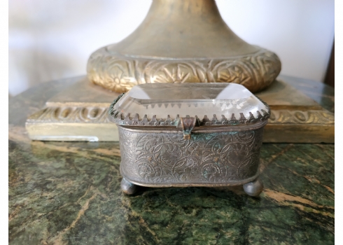 קופסא עתיקה, כפי הנראה צרפתית, עשויה מתכת ומכסה קריסטל מלוטש