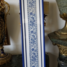 בד רקום בדגם 'הבצל הכחול' (Blue Onion) הידוע גם כ: 'צביבלמוסטר' (Zwiebelmuster)