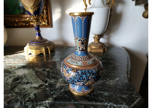 אגרטל קלואזונה (Cloisonne) סיני ישן ואיכותי, עשוי נחושת ומוזהבת מעוטר באמייל