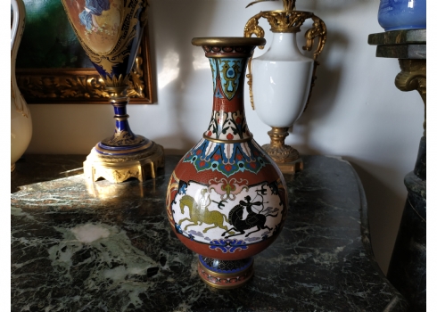 אגרטל קלואזונה (Cloisonne) סיני ישן ואיכותי, עשוי נחושת ומוזהבת מעוטר באמייל