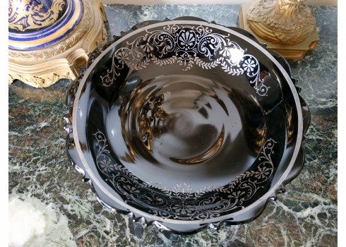 קערת חרסינה מעוטרת כסף המצוייר על זיגוג שחור ודרמטי