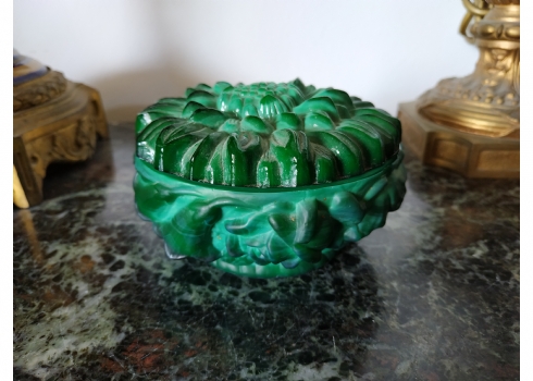 קופסה עשויה זכוכית מלכיט (Malachite Glass) מתוצרת: Hoffmann & Schlevogt