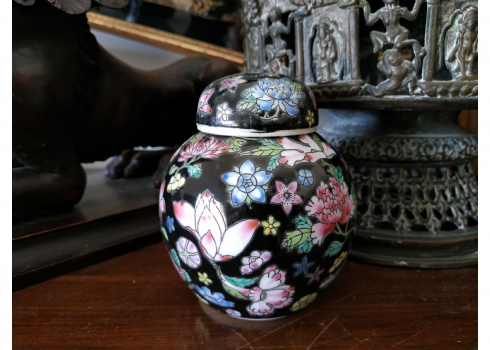 כד ג'ינג'ר סיני (chinese ginger jar) ישן וקטן ומכסה תואם, עשויים חרסינה מעוטרת