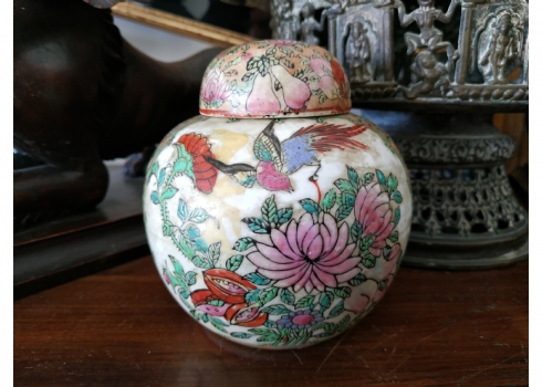 כד ג'ינג'ר סיני (chinese ginger jar) ישן וקטן ומכסה תואם, עשויים חרסינה מעוטרת