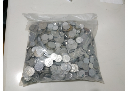 לוט של כמה מאות מטבעות ישראלים ישנים שונים.