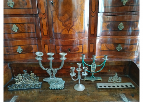 לוט של פמוט וחמש חנוכיות (אחת מניאטורית)