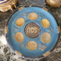 צלחת פסח ישראלית ישנה, עשויה מתכת ואמייל