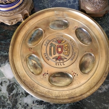 צלחת פסח ישראלית ישנה, עשויה מתכת ואמייל