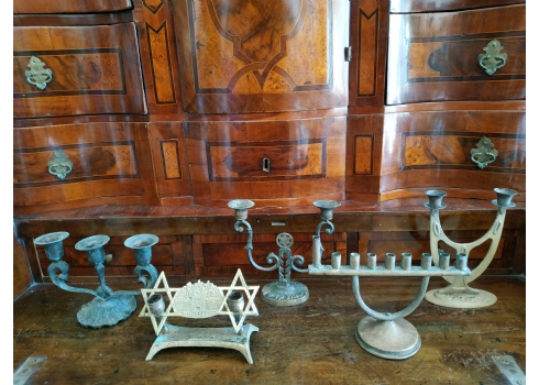 לוט של 5 פמוטים וחנוכיות שונים, עשויים מתכת