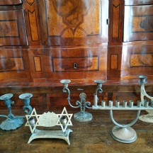 לוט של 5 פמוטים וחנוכיות שונים, עשויים מתכת