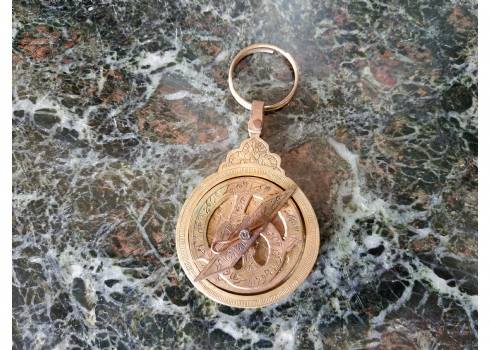אסטרולב או (אַצְטְרוֹלָב) איסלאמי עתיק עשוי פליז