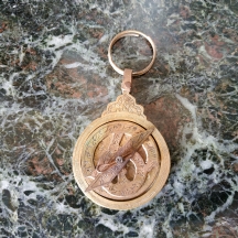 אסטרולב או (אַצְטְרוֹלָב) איסלאמי עתיק עשוי פליז