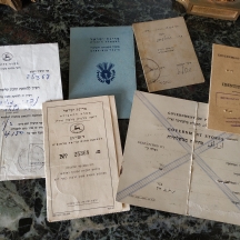 לוט מסמכים ישנים שונים, הכוללים בין השאר: תעודה מזהה מתקופת פלשתינא משנת 1948