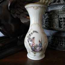 כד פורצלן גרמני ישן מתוצרת: 'רוזנטל' (Rosenthal), מעוטר בהדפס אצילים