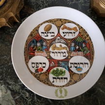 צלחת פסח מתוצרת נעמן, על גבי הצלחת מוטבע הסמל של חברת "שמן"